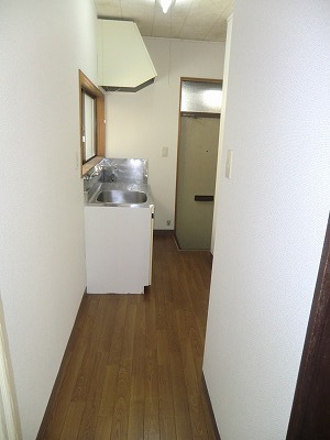 茅南荘　105 和室→キッチンのアングル