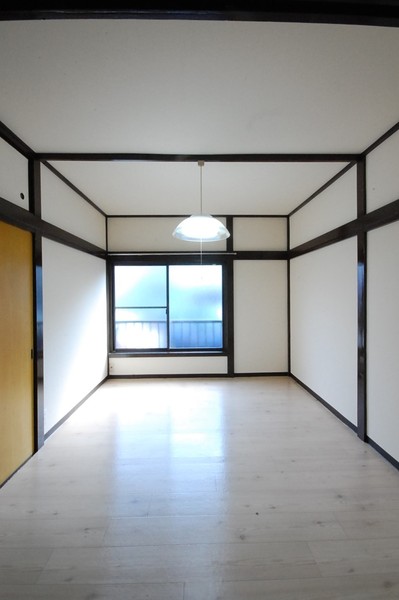 茅南荘 床、クロス張替え済みです。