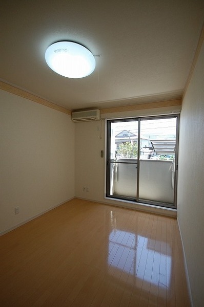 ハイツパシフィック　１０１ 窓から明る光が差し込む