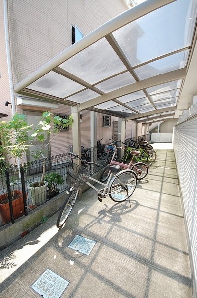 ハイツパシフィック　１０１ 屋根付きの自転車・バイク置場